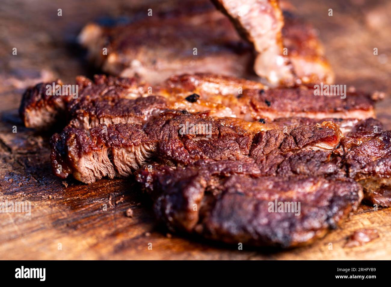 Frisches Rinderbraten-Fleischsteak auf Schneidebrett. Frisch gebratene Ribeye-Steak-Scheiben. Stockfoto