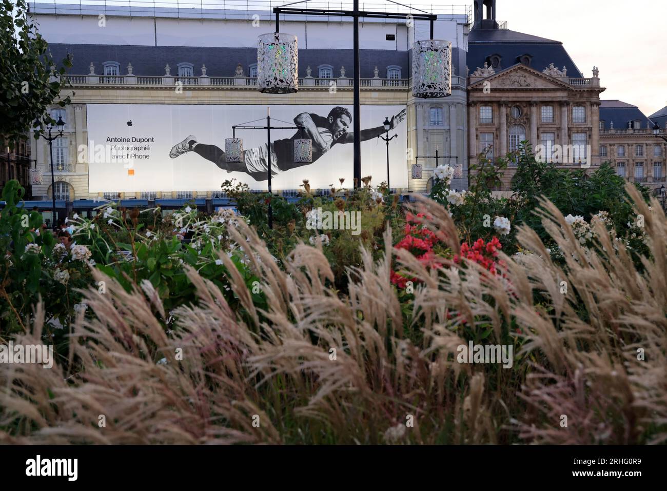 FIN de journée sur les quais de Bordeaux. Sur les bâtiments de la Place de la bourse une Photo d’Antoine Dupont de la campagne publicitaire Apple « Ph Stockfoto