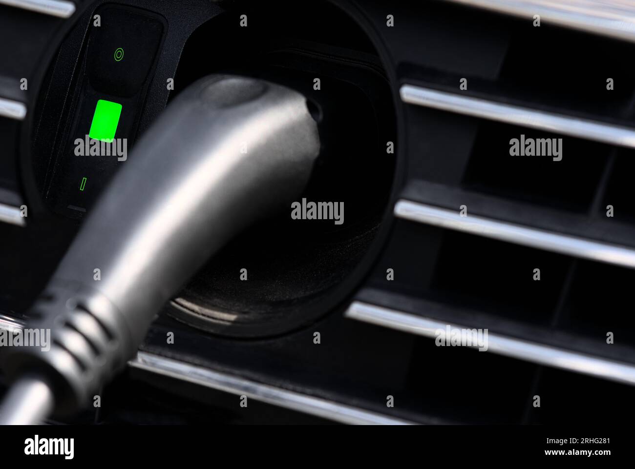 Laden von E-Car-Elektroautos mit Plug-in-Ladegerät, Details zum Ladegerät Stockfoto