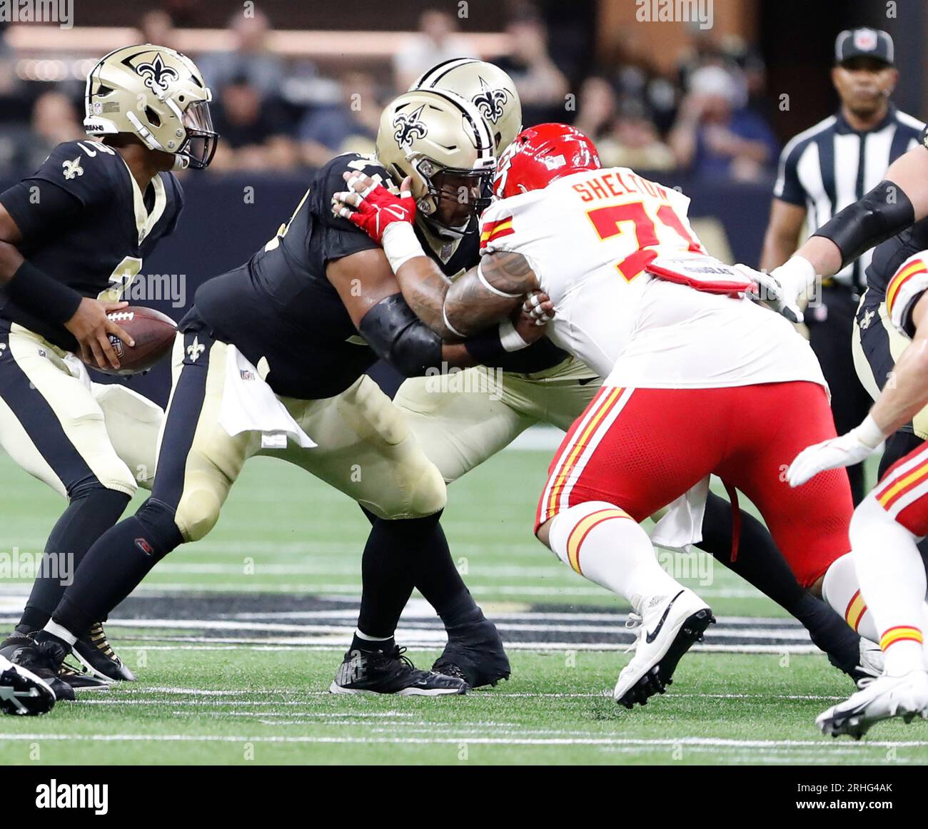 New Orleans, USA. 13. Aug. 2023. New Orleans Saints Guard Max Garcia (73) blockiert die Defensive der Kansas City Chiefs Danny Shelton (71) während eines Vorsaison-Spiels der National Football League im Caesars Superdome in New Orleans, Louisiana am Sonntag, den 13. August 2023. (Foto: Peter G. Forest/Sipa USA) Kredit: SIPA USA/Alamy Live News Stockfoto