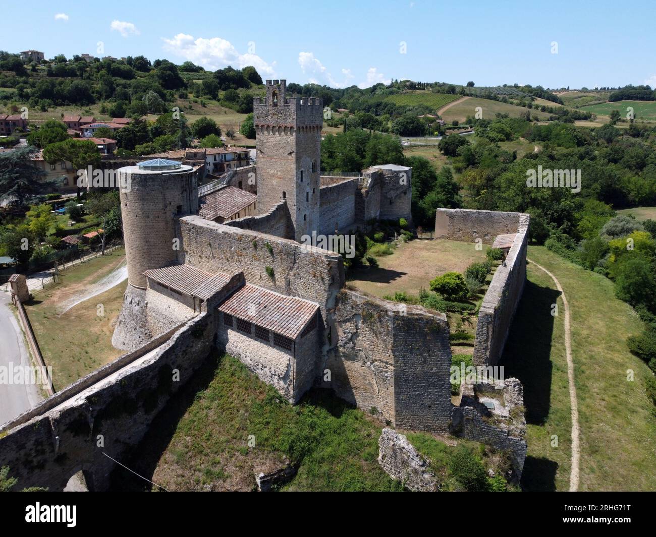 Aus der Vogelperspektive auf die Burg von Staggia, auch Rocca di Staggia genannt. Staggia Senese, Siena, Toskana, Italien Stockfoto