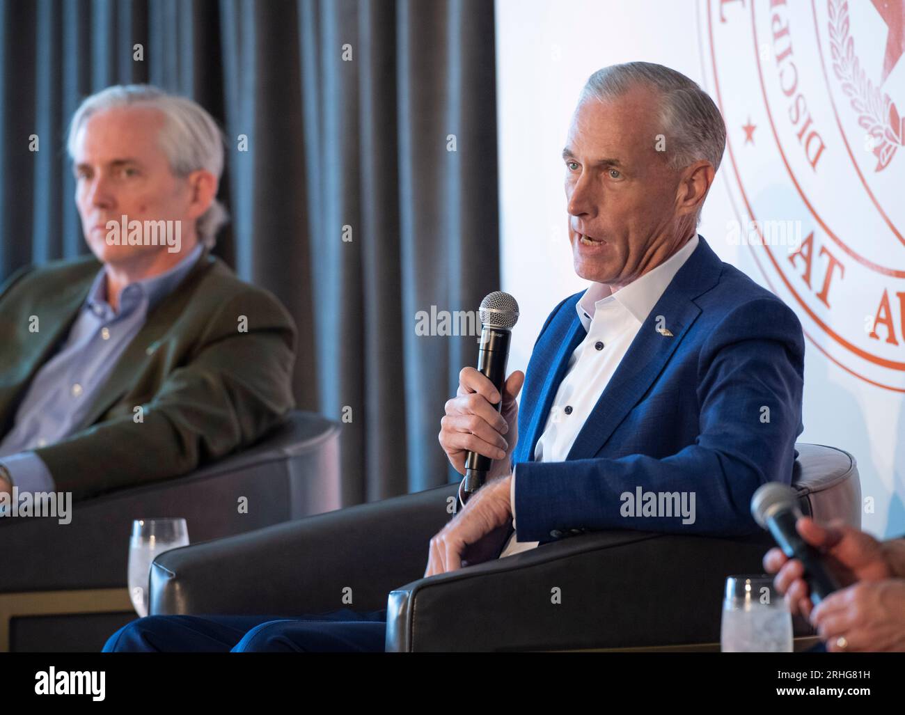 Austin Texas USA, 16. August 2023: JIM FITTERLING (r), Vorsitzender und CEO von Dow Chemical, spricht über die Bedeutung der Entwicklung von Kerntechnologie und Energie in Texas. Der Plan konzentriert sich auf kleine modulare Reaktoren (SMR) mit einer Kapazität von 80 Megawatt, die in Gruppen die Anforderungen großer texanischer Chemiefabriken entlang der texanischen Küste erfüllen würden. Links ist CEO von X-Energy, CLAY SELL, dessen Unternehmen die Reaktoren herstellen wird. ©Bob Daemmrich Stockfoto