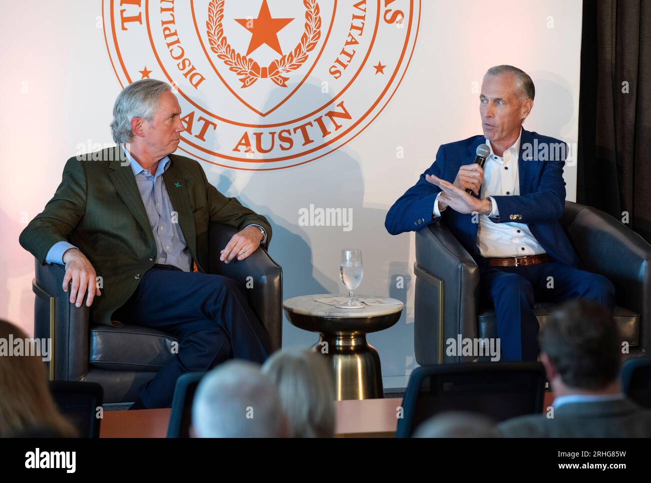 Austin Texas USA, 16. August 2023: JIM FITTERLING (r), Vorsitzender und CEO von Dow Chemical, spricht über die Bedeutung der Entwicklung von Kerntechnologie und Energie in Texas. Der Plan konzentriert sich auf kleine modulare Reaktoren (SMR) mit einer Kapazität von 80 Megawatt, die in Gruppen die Anforderungen großer texanischer Chemiefabriken entlang der texanischen Küste erfüllen würden. Links ist CEO von X-Energy, CLAY SELL, dessen Unternehmen die Reaktoren herstellen wird. ©Bob Daemmrich Stockfoto