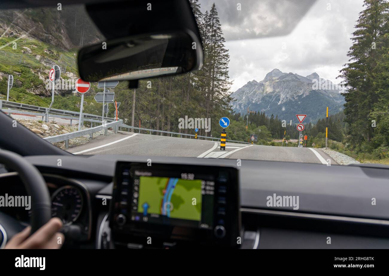 Perspektive auf die Schweizer Alpen aus dem Auto, 2020. Stockfoto