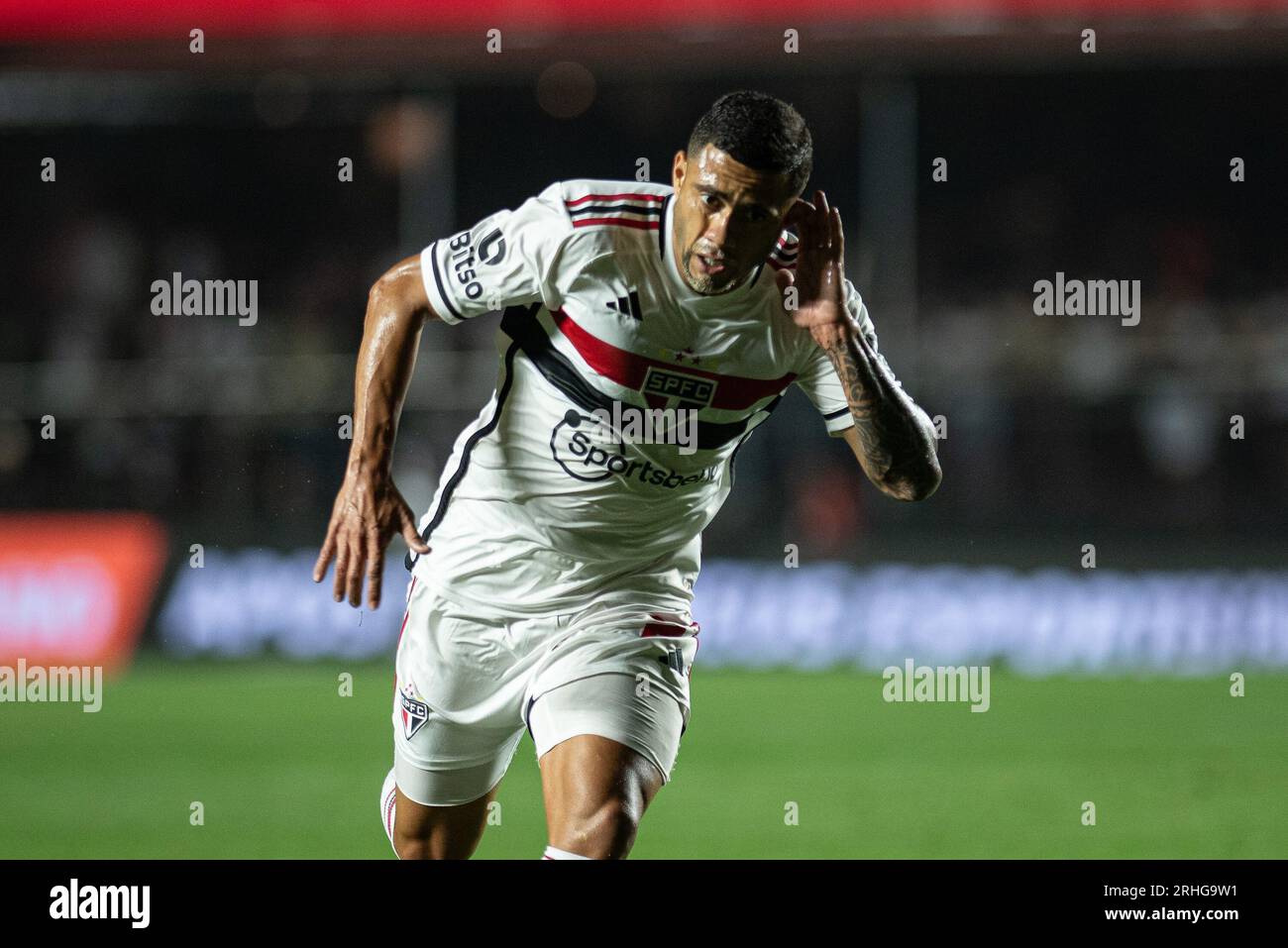 Sao Paulo, Sao Paulo, Brasilien. Aug. 2023. Sao Paulo (SP), 08/16/2023 - COPA DO BRASIL/SAO PAULO X CORINTHIANS - Wellington Rato feiert sein Tor in einem Spiel zwischen Sao Paulo und Corinthians, gültig für das zweite Leg des Halbfinals der Copa do Brasil 2023 im Estadio Cicero Pompeu de Toledo, Morumbi, in der südlichen Zone von Sao Paulo, in der Nacht dieses Mittwoch, den 16. August 2023. (Bild: © Ronaldo Barreto/TheNEWS2 über ZUMA Press Wire) NUR REDAKTIONELLE VERWENDUNG! Nicht für kommerzielle ZWECKE! Stockfoto