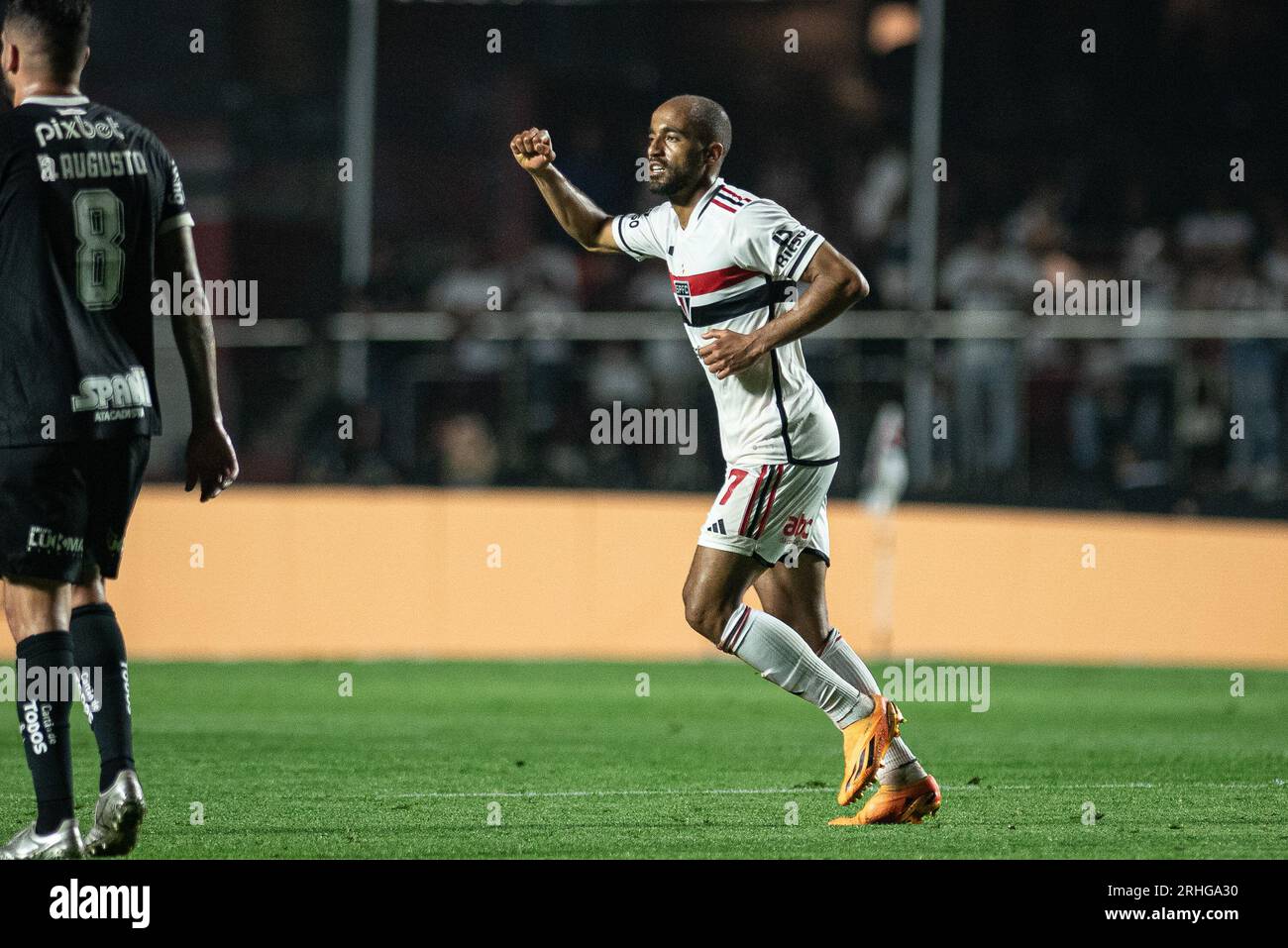 Sao Paulo, Sao Paulo, Brasilien. Aug. 2023. Sao Paulo (SP), 08/16/2023 - COPA DO BRASIL/SAO PAULO X CORINTHIANS - Lucas Moura feiert sein Tor in einem Spiel zwischen Sao Paulo und Corinthians, gültig für das zweite Leg des Halbfinals der Copa do Brasil 2023 im Estadio Cicero Pompeu de Toledo, Morumbi, in der südlichen Zone von Sao Paulo, in der Nacht dieses Mittwoch, den 16. August 2023. (Bild: © Ronaldo Barreto/TheNEWS2 über ZUMA Press Wire) NUR REDAKTIONELLE VERWENDUNG! Nicht für kommerzielle ZWECKE! Stockfoto