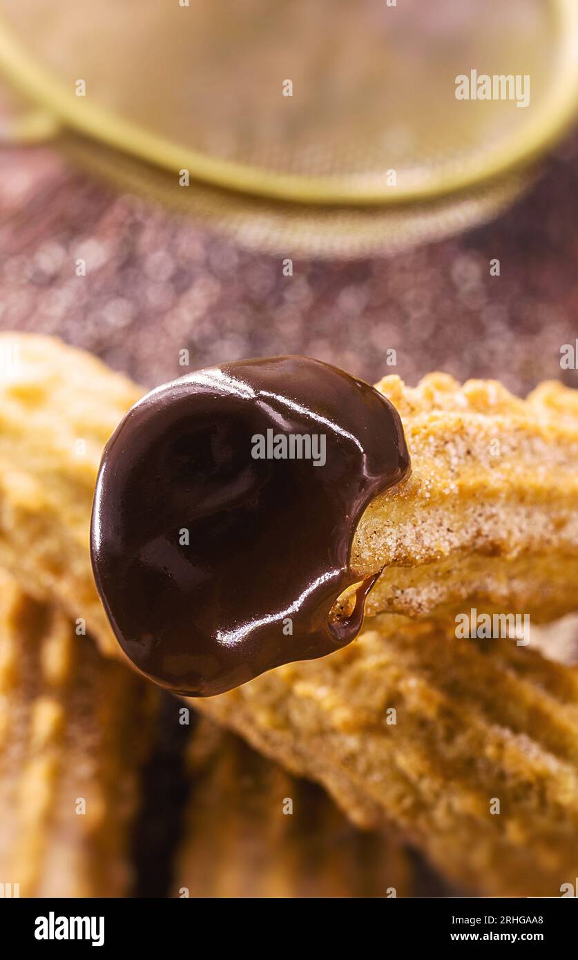 Churros, gebratene Süße mit cremiger Schokoladenfüllung, traditionell ...