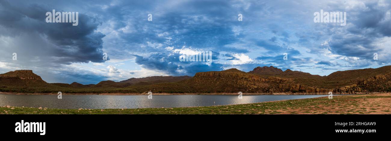 Unglaublicher Panoramablick Auf Die Sturmwolken Am Bartlett Lake Stockfoto