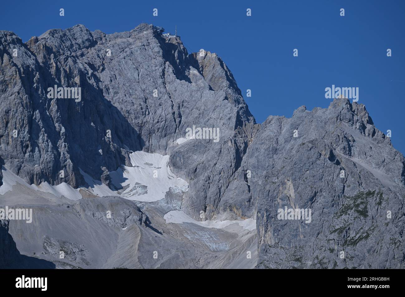 Grainau, Deutschland. August 2023. Schutt und Schneereste liegen auf