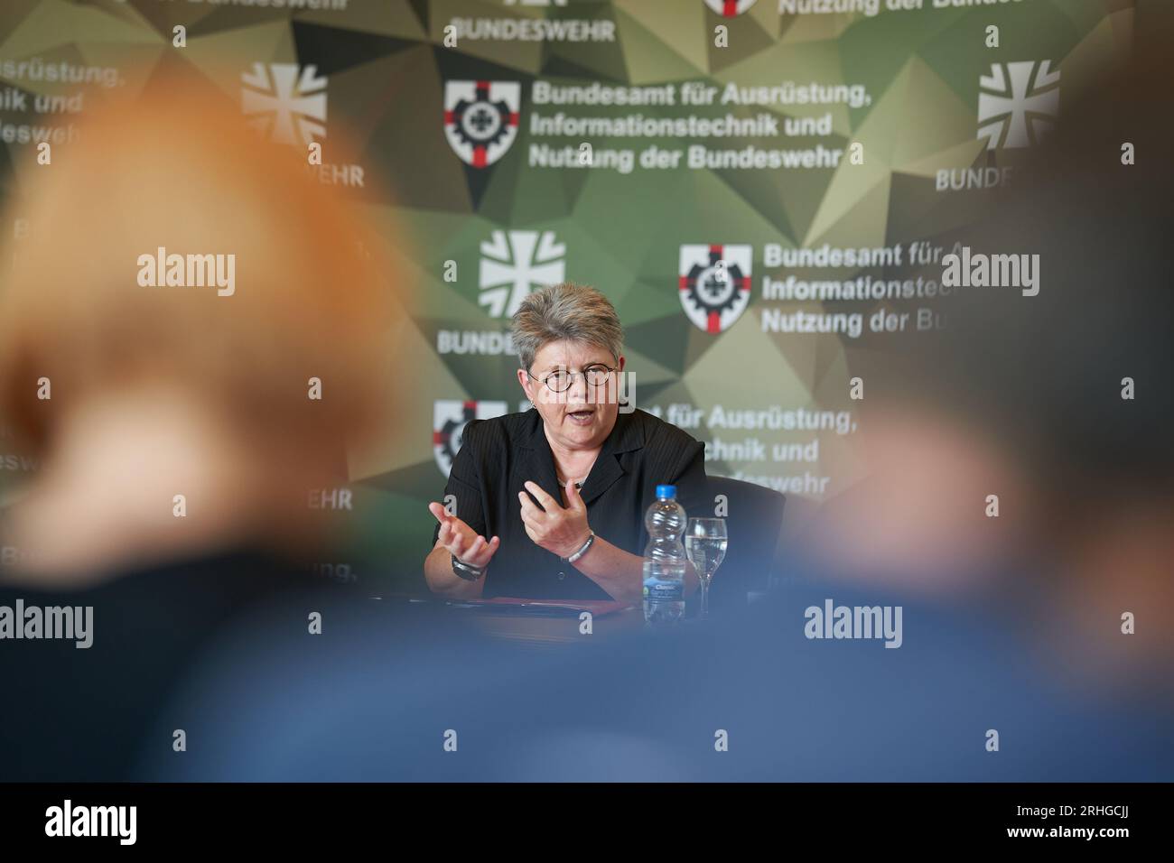 Koblenz, Deutschland. Aug. 2023. Kornelia Annette Lehnigk-Emden, Präsidentin des Bundesamtes für Ausrüstung, Informationstechnik und in-Service-Unterstützung (BAAINBw) in Koblenz, spricht bei einem Termin in Koblenz. Quelle: Thomas Frey/dpa/Alamy Live News Stockfoto