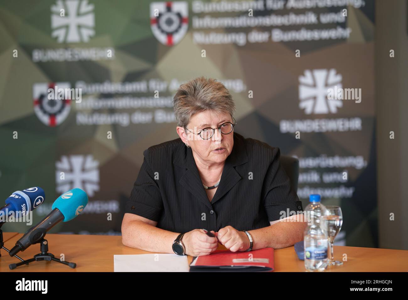 Koblenz, Deutschland. Aug. 2023. Kornelia Annette Lehnigk-Emden, Präsidentin des Bundesamtes für Ausrüstung, Informationstechnik und in-Service-Unterstützung (BAAINBw) in Koblenz, spricht bei einem Termin in Koblenz. Quelle: Thomas Frey/dpa/Alamy Live News Stockfoto