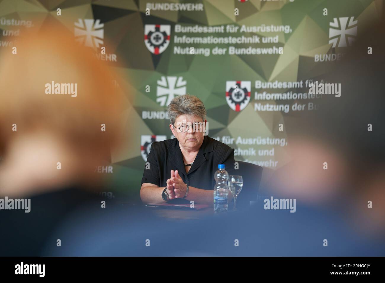 Koblenz, Deutschland. Aug. 2023. Kornelia Annette Lehnigk-Emden, Präsidentin des Bundesamtes für Ausrüstung, Informationstechnik und in-Service-Unterstützung (BAAINBw) in Koblenz, spricht bei einem Termin in Koblenz. Quelle: Thomas Frey/dpa/Alamy Live News Stockfoto