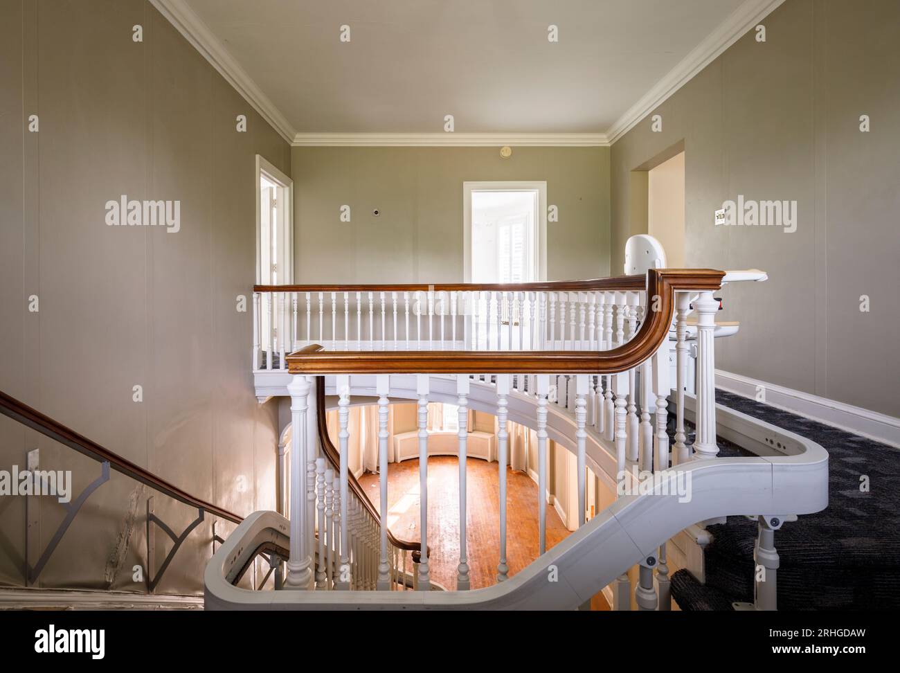 Eine wunderschöne alte Treppe in einem verlassenen Haus. Stockfoto