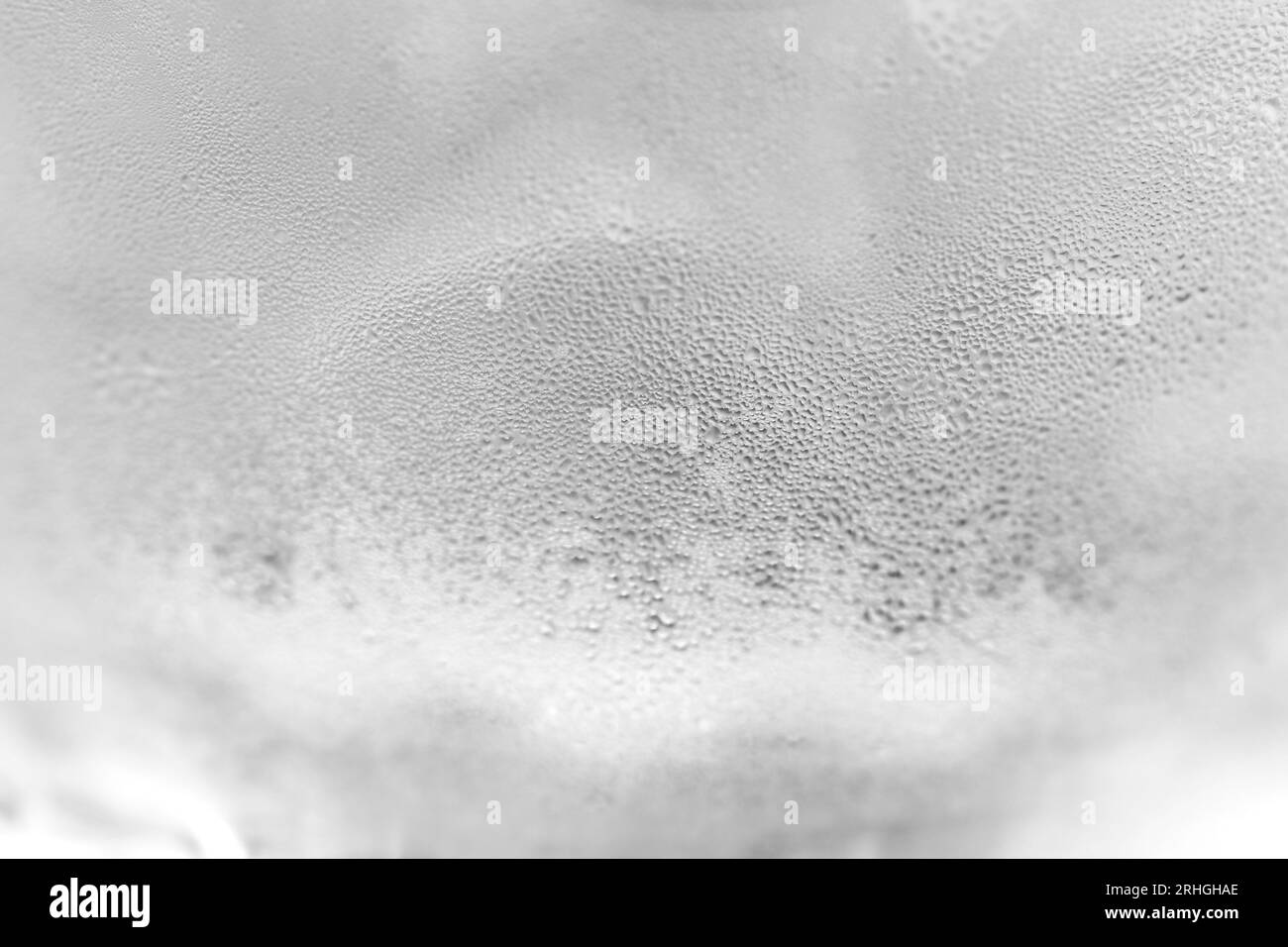 Eiskaltes Glas. Wasserdampf auf kaltem Glas. Süßwasser mit Eiswürfeln, Hintergrund. Bedeckt mit Kondenswasser Stockfoto