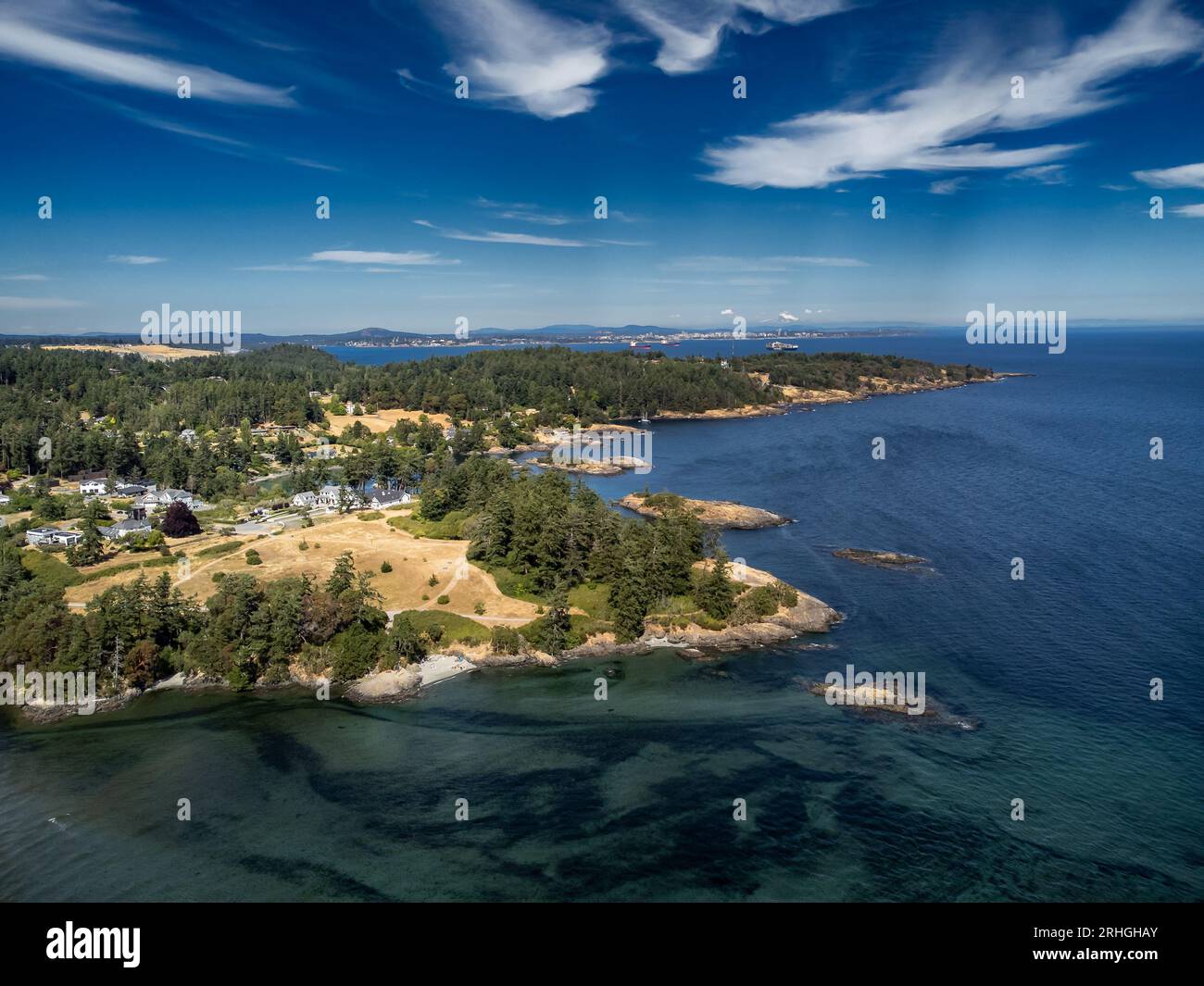 Aerial Witty's Lagoon Beach von der Juan de Fuca Straße mit Blick auf Metchosin am südlichen Ende von Vancouver Island, British Columbia, CA Stockfoto