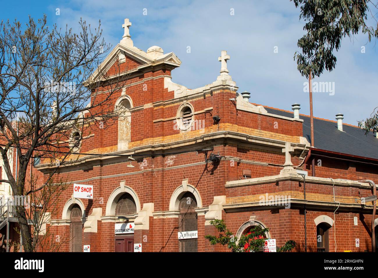 Historisches, altes Gebäude mit Blick auf die Straße, graue Straße St. Kilda. Stockfoto