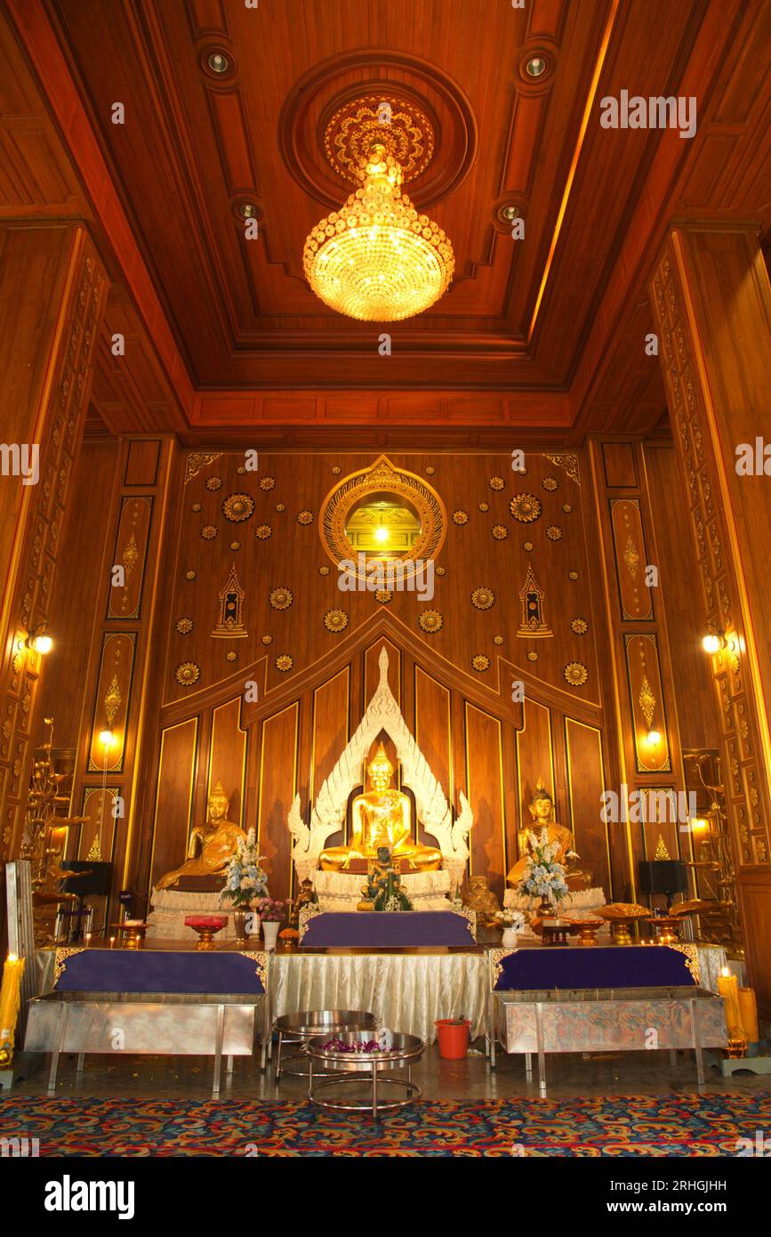 Luang Pho Mongkhon Nimit ist Buddha der Haltung von Mara, aus dem ganzen Stein geschnitzt, gilt als ein heiliger Gott, der im Wat Nong Phong NOK verehrt. Stockfoto