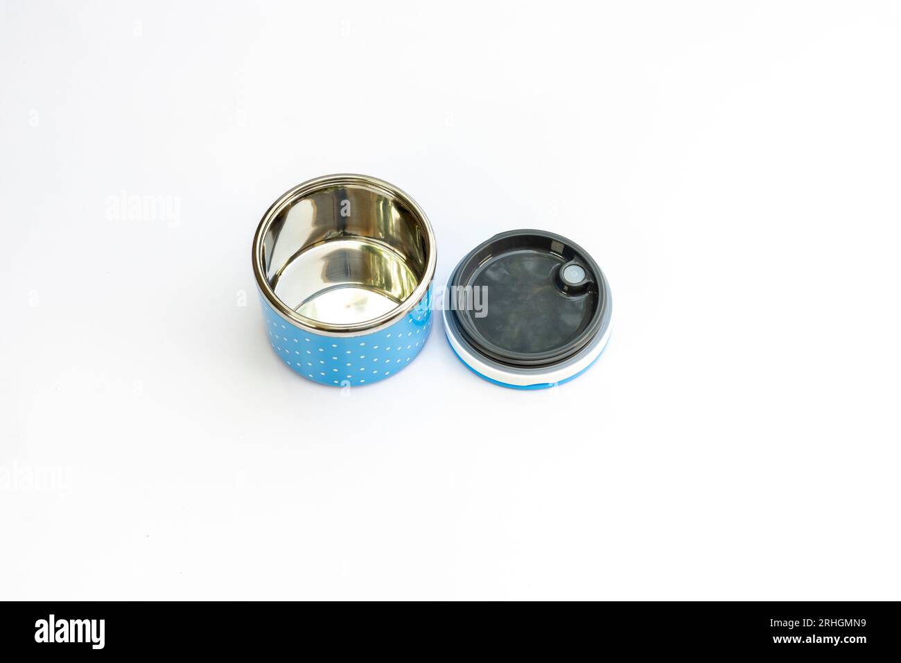 Metalisches Lebensmitteltiffin auf weißem isoliertem Hintergrund Stockfoto
