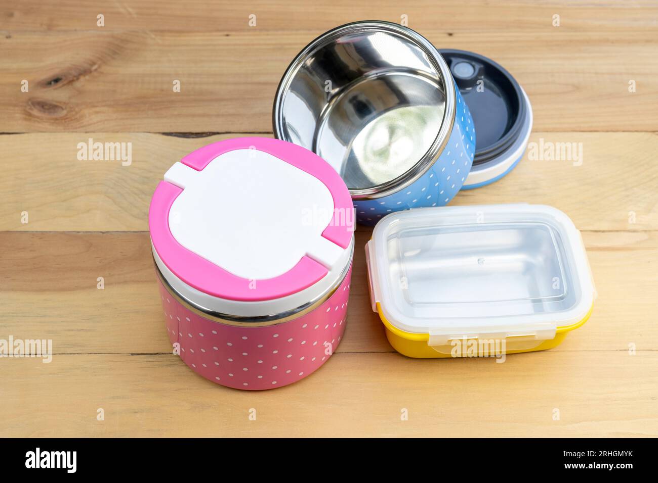 Farbenfroher Metalltiffin auf Holzuntergrund Stockfoto