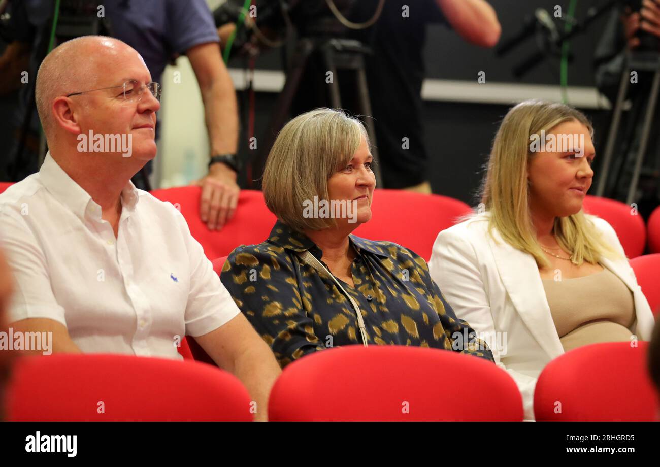 Vater Patrick Kane, Mutter Kim Kane und Ehefrau von Kane Katie Goodland MÜNCHEN - 13. AUGUST: Harry Kane vom FC Bayern MŸnchen spricht mit den Medien während einer offiziellen Pressekonferenz, auf der er am 13. August 2023 in München seinen Vertrag mit dem Verein im Presse Club der Allianz Arena ankündigte. Der English National Forward unterzeichnete einen Vertrag mit dem Verein bis 2027. PrŠsentation von Harry Kane Fussball 1 . Bundesliga Saison 2023 / 2024 © diebilderwelt / Alamy Stock Stockfoto