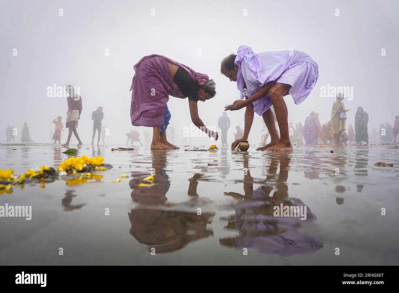 Ganga Sagar Mela findet jedes Jahr am Tag von Makar Sankranti statt. Es handelt sich hauptsächlich um ein Hindu-Festival. Millionen von Gläubigen baden am frühen Morgen im heiligen Wasser der Ganga und verehren den Sonnengott. Diese Mela findet im Januar auf Ganga Sagar Island in Westbengalen statt. Indien. Stockfoto