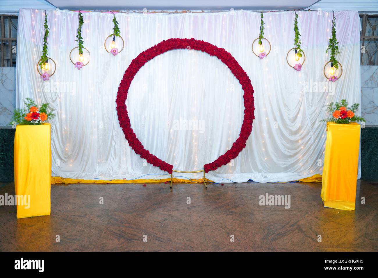 Hochzeit in einem bezaubernden Blumenparadies mit unseren exquisiten Blumen im Hochzeitsdekor. Stockfoto