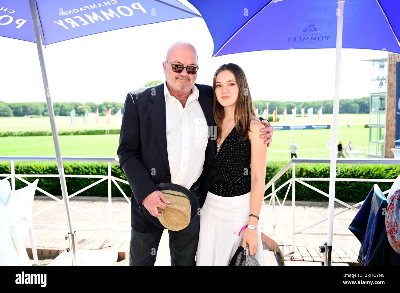 Florian Martens mit Tochter Milla beim Pferderennen des Westminster 133. Großer Preis von Berlin auf der Rennbahn Hoppegarten auf der Klub-Tribühne. B Stockfoto