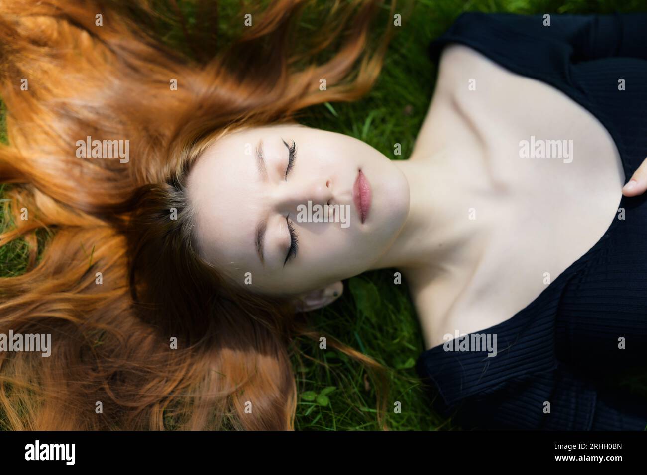 Porträt einer schönen jungen Frau im Park. Stockfoto