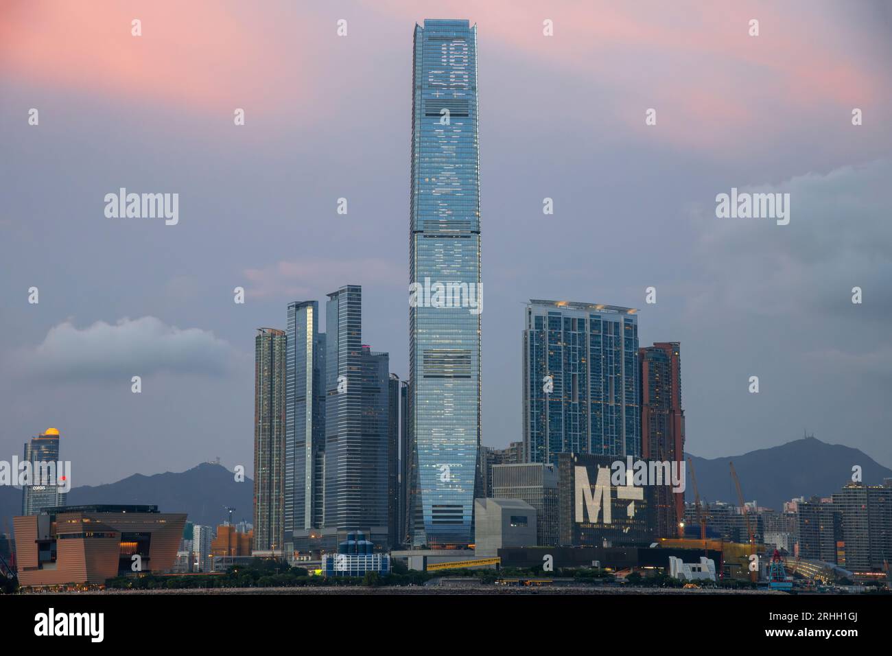 Das ICC International Commerce Center und das brandneue M+ Museum für visuelle Kultur in Hongkong, Victoria Harbour, Hongkong, China. Stockfoto