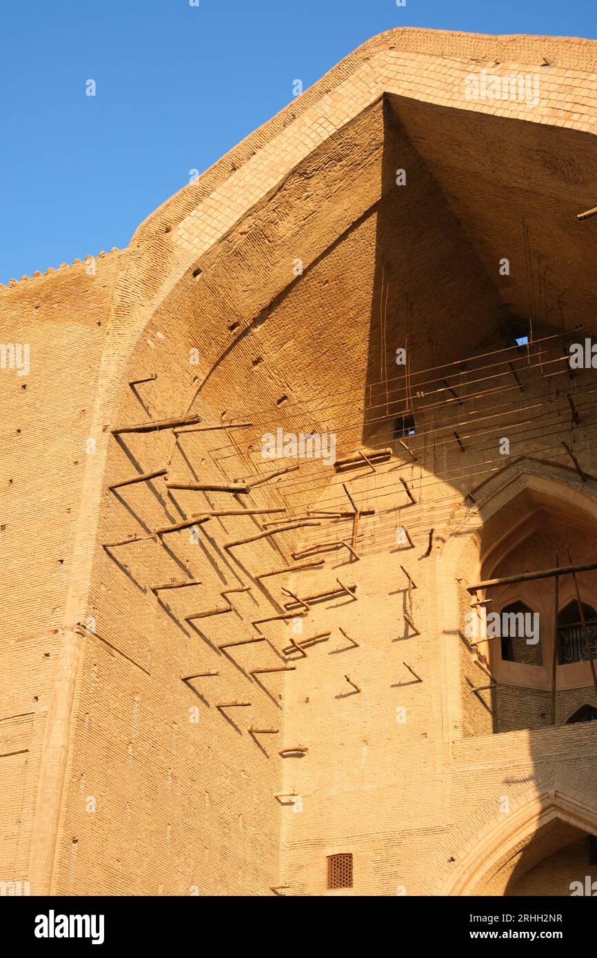 Detailansicht der bogenförmigen Front, unvollendete Fassade bei goldenem Sonnenaufgang. Im Timirud-Stil, der berühmten Stätte der Seidenstraße, der Khoja Ahmed Yasawi mausole Stockfoto