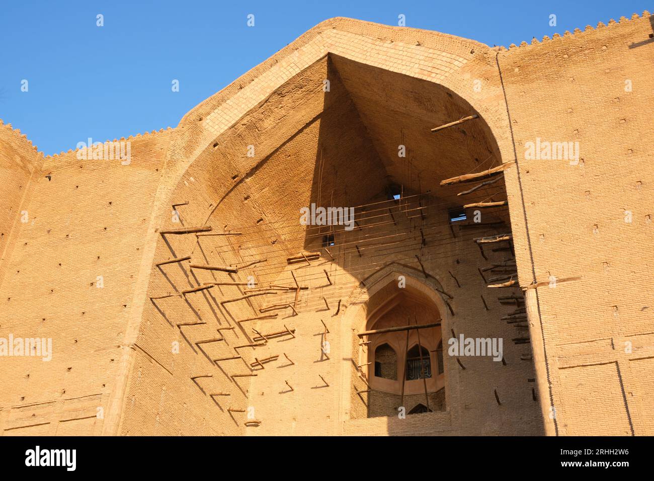 Detailansicht der bogenförmigen Front, unvollendete Fassade bei goldenem Sonnenaufgang. Im Timirud-Stil, der berühmten Stätte der Seidenstraße, der Khoja Ahmed Yasawi mausole Stockfoto