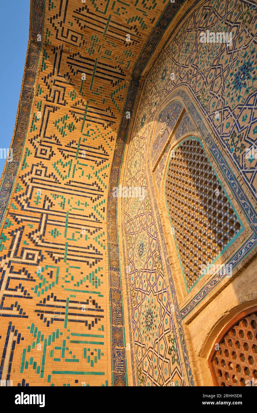 Blick auf die komplizierten Fliesenmuster in der bogenförmigen Tür auf der Rückseite des Mausoleums in der späten Nachmittagssonne. Im Timirud-Stil, Silk Road Ära Stockfoto