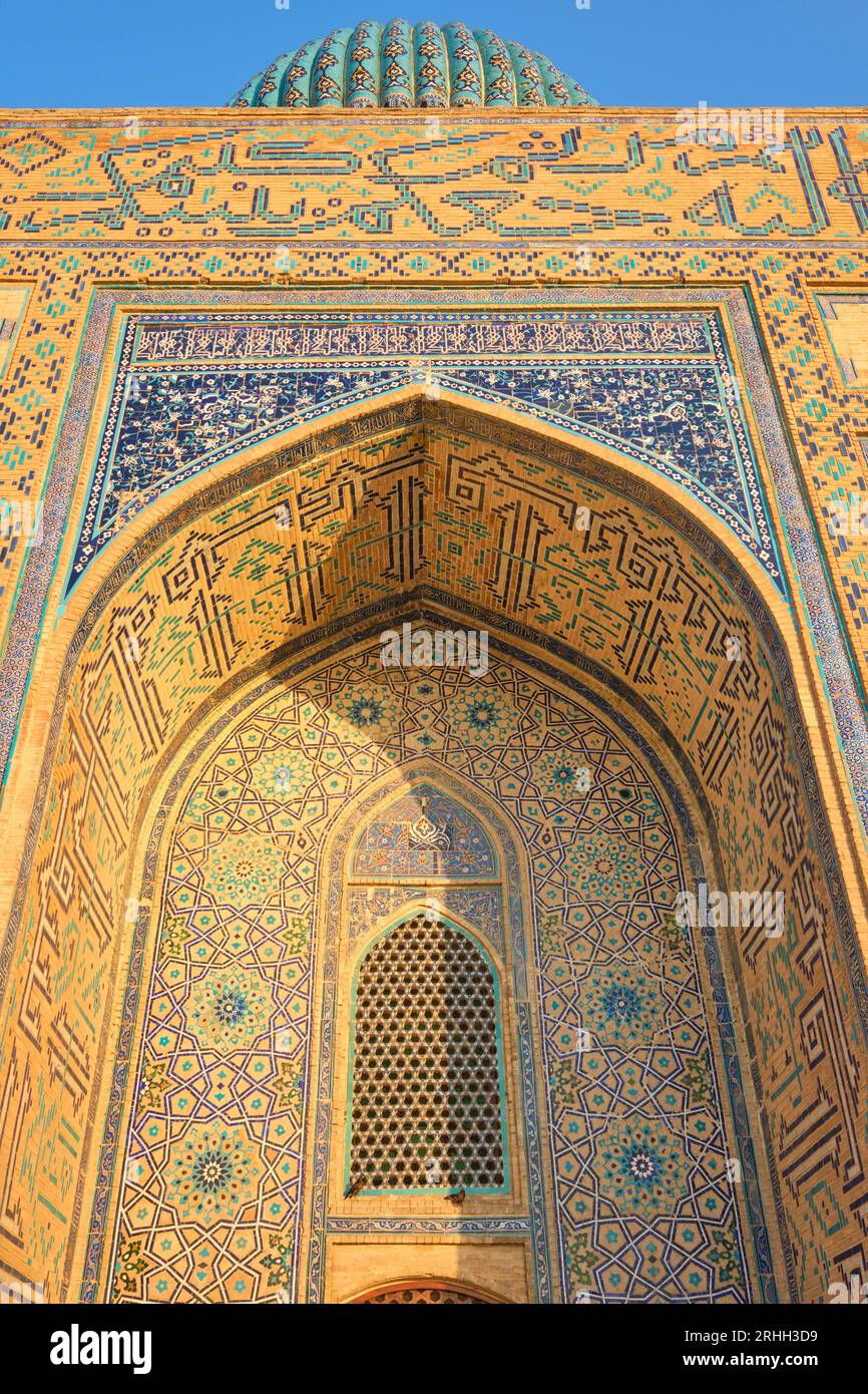 Blick auf die Rückseite des Mausoleums in der späten Nachmittagssonne. Im Timirud-Stil, dem Wahrzeichen der Seidenstraße, befindet sich das Khoja Ahmed Yasawi Mausoleum in Turkesta Stockfoto