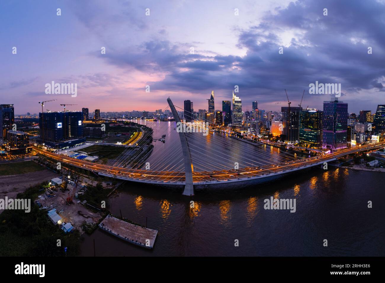 8. Februar 2023: BA Son Bridge verbindet Distrikt 2 und Distrikt 1 von HCMC, Vietnam Stockfoto