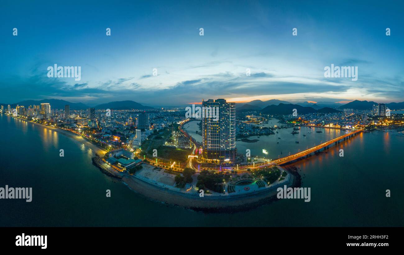 4. Juli 2023: Panoramablick auf die Küstenstadt Nha Trang, Vietnam Stockfoto