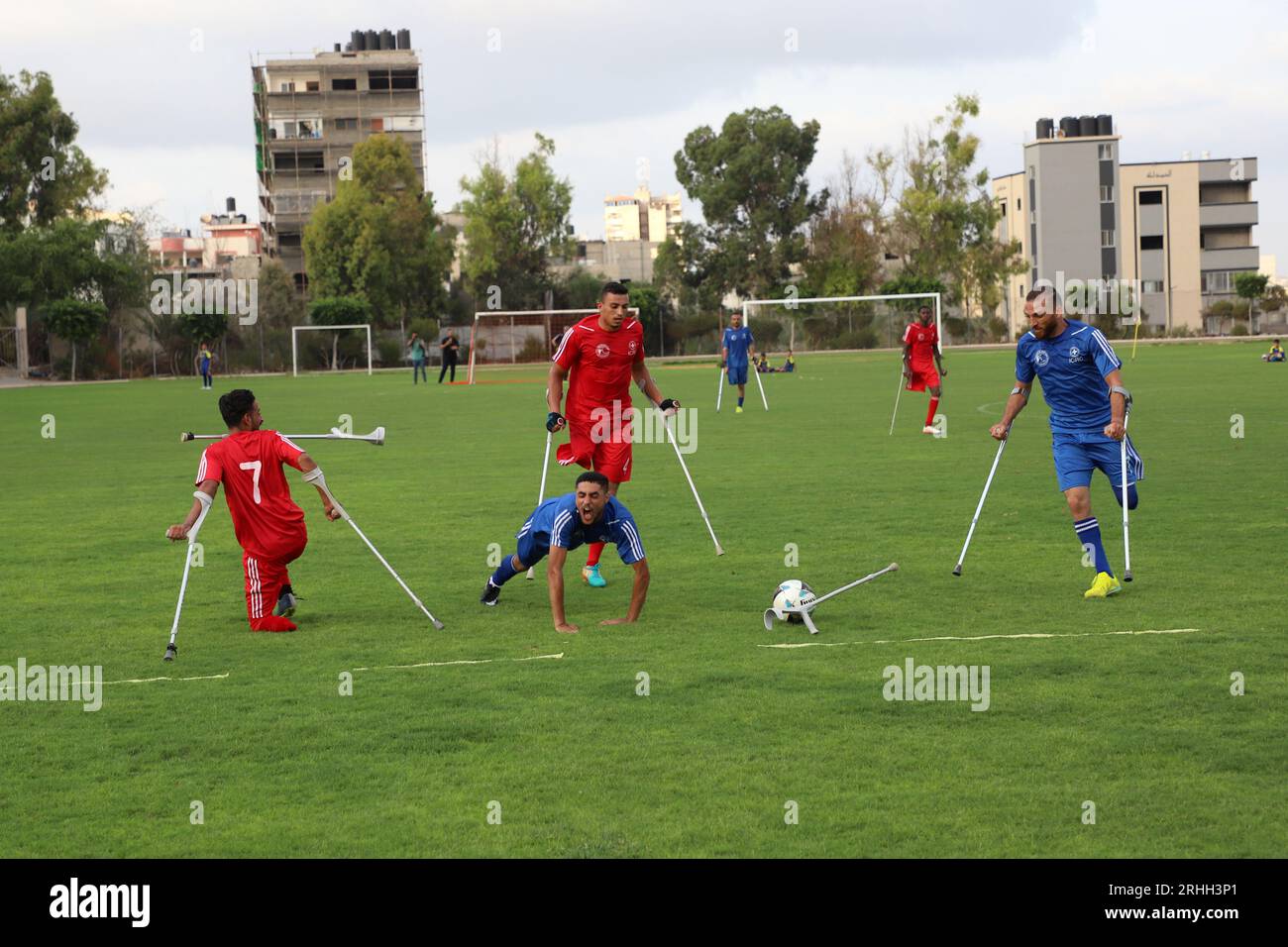 Gaza-Stadt. Aug. 2023. Palästinensische Amputierten treten am 16. August 2023 im Palestine Stadium in Gaza City an. Das Spiel wurde unter der Schirmherrschaft des Internationalen Komitees vom Roten Kreuz (IKRK) organisiert. Quelle: Rizek Abdeljawad/Xinhua/Alamy Live News Stockfoto