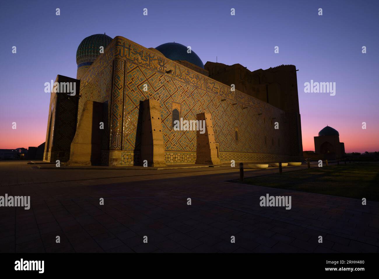 Die hinter- und Seitenfassade, gerade wenn der Sonnenaufgang beginnt. Im Timirud-Stil, dem Wahrzeichen der Seidenstraße, befindet sich das Khoja Ahmed Yasawi Mausoleum in Turkesta Stockfoto