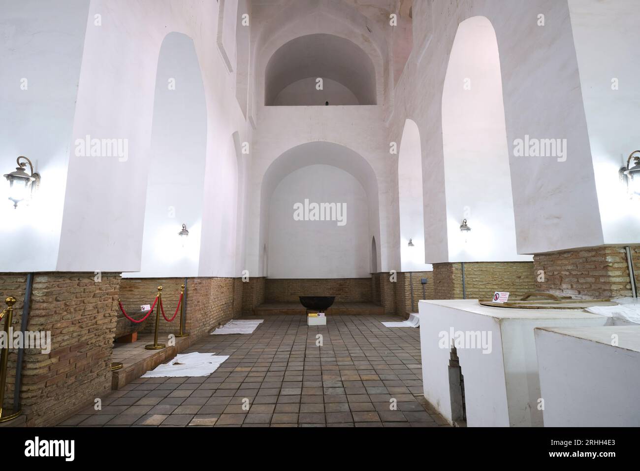 Ein Blick auf eine der weißen Schuppen-Kammern. Im Timirud-Stil, dem Wahrzeichen der Seidenstraße, befindet sich das Khoja Ahmed Yasawi Mausoleum in Turkestan, Kasachstan. Stockfoto