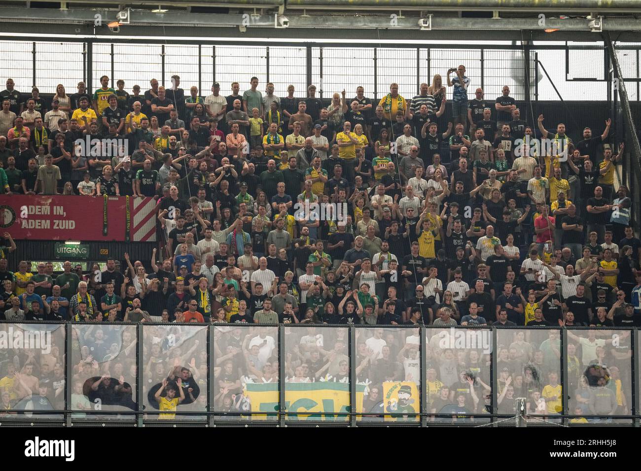 Rotterdam, Niederlande. August 2023. ROTTERDAM, NIEDERLANDE - 13. AUGUST: Fans und Unterstützer von Fortuna Sittard vor dem niederländischen Eredivisie-Spiel zwischen Feyenoord und Fortuna Sittard im Stadion Feijenoord am 13. August 2023 in Rotterdam, Niederlande. (Foto von Orange Pictures) Kredit: Orange Pics BV/Alamy Live News Stockfoto
