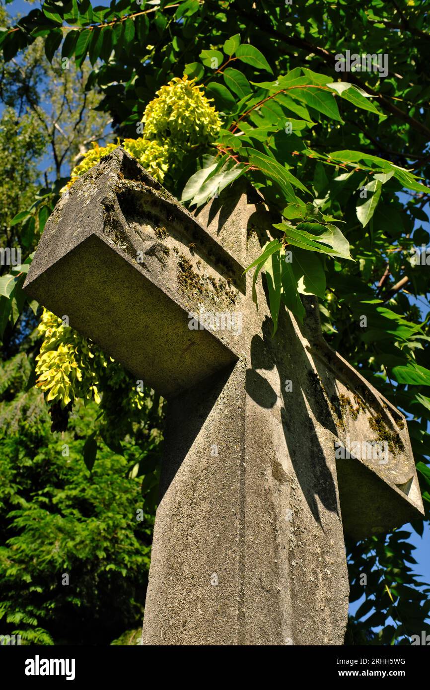 Christliches Kreuzsymbol auf einem Grabfriedhof. Stockfoto