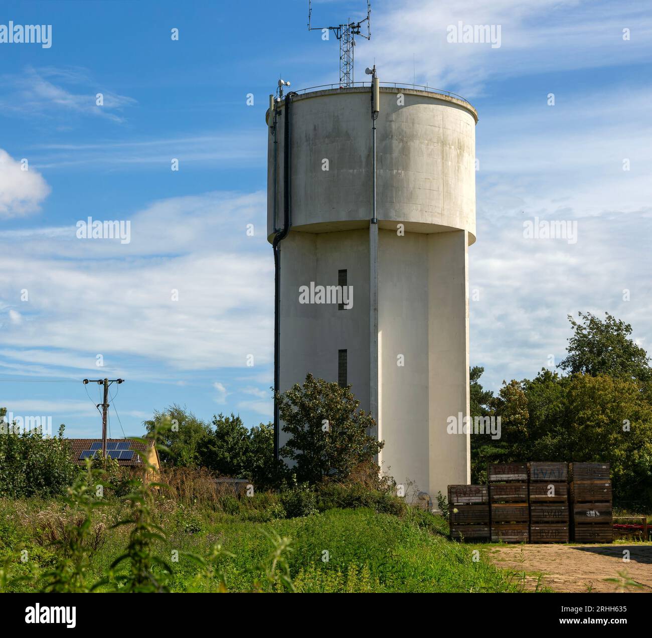 Wasserturm zur Versorgung von Wohnungen in rendlesham, Suffolk, England, Vereinigtes Königreich Stockfoto