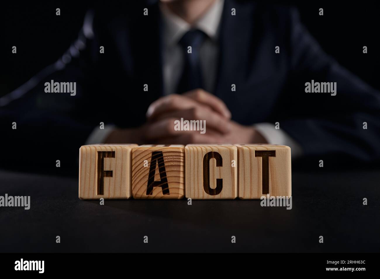 Faktenkonzept, Holzwürfel in einer nächtlichen Umgebung Stockfoto