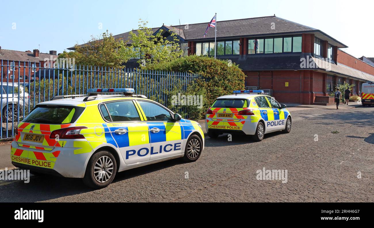 Polizeiautos und -Fahrzeuge der Warrington Police Station, Cheshire Constabulary, Arpley St, Warrington, Cheshire, ENGLAND, GROSSBRITANNIEN, WA1 1LQ Stockfoto
