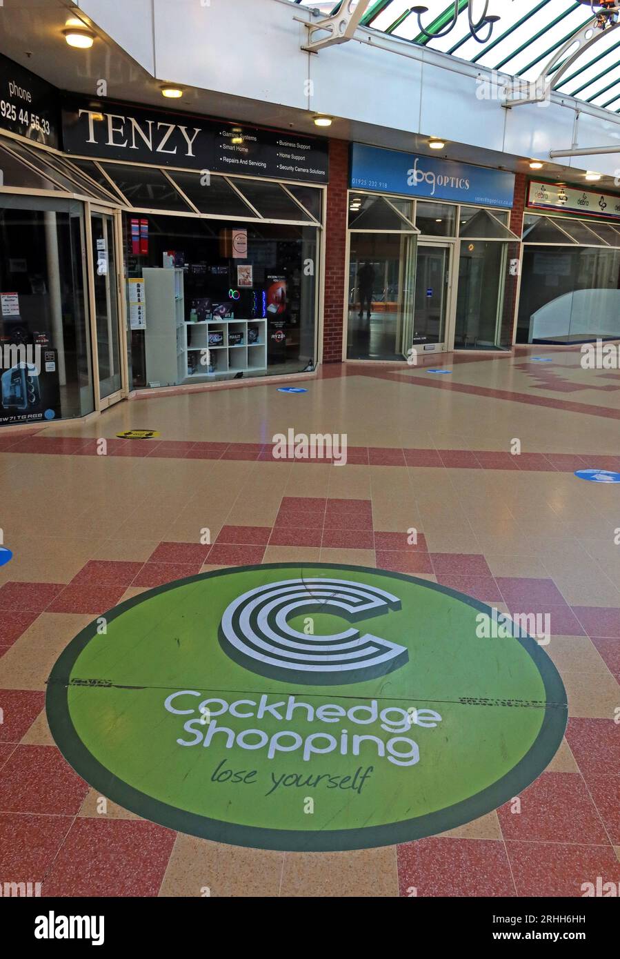 Im Cockhedge Shopping Centre können Sie Lose Yourself, Asda, Tenzy, BGoptics und Einzelhandelsgeschäfte besuchen. Stockfoto