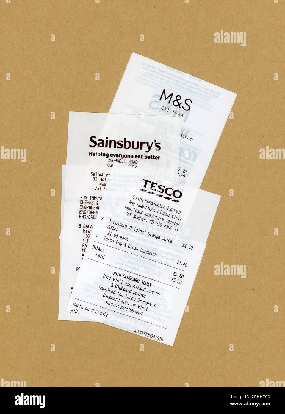 LONDON, Großbritannien - 29. JUNI 2023: Empfang der britischen Supermärkte Tesco Sainsbury's und M&S Stockfoto