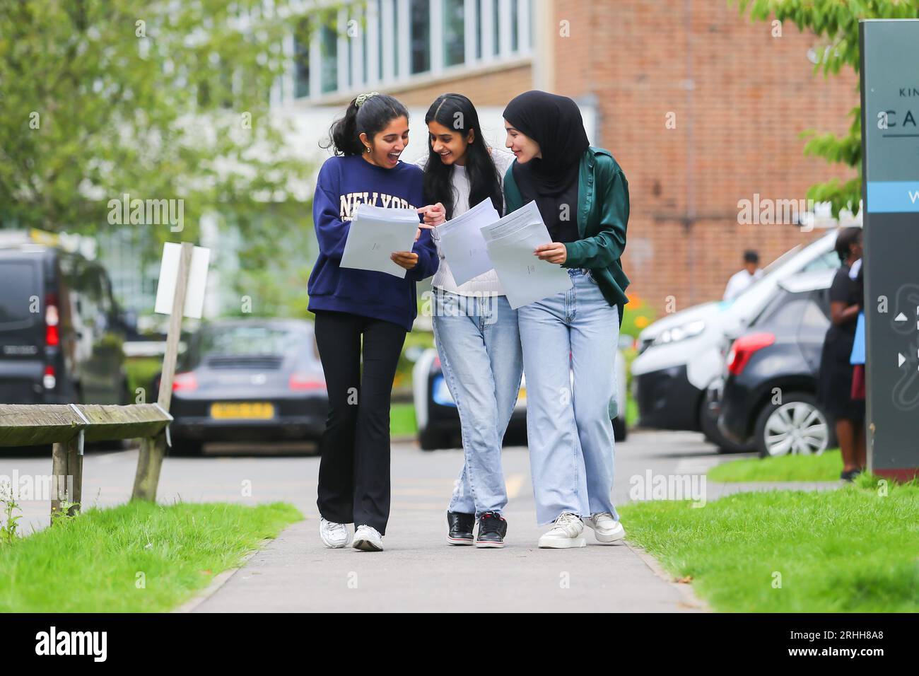 Birmingham, Großbritannien. Aug. 2023. Schüler von King Edward VI Camp Hill for Girls, Birmingham, feiern ihre erfolgreichen Ergebnisse in ihrem A-Level. Trotz der nationalen Befürchtungen, dass diese Kohorte die „Unglücklichste“ ist, feiert die Schule die Ergebnisse besser als diejenigen, die jemals vor der Pandemie aufgezeichnet wurden. Quelle: Peter Lopeman/Alamy Live News Stockfoto