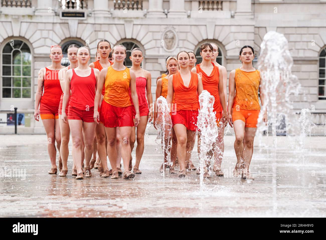 Tänzerinnen treten in den Springbrunnen des Somerset House in London auf, während einer Kostümprobe für Shobana Jeyasinghs Kontrapunkt, der an diesem Wochenende acht Mal im Rahmen des Somerset House's Summer in the Courtyard und des Inside Out Festivals des Westminster City Council gespielt wird. Bilddatum: Donnerstag, 17. August 2023. Stockfoto