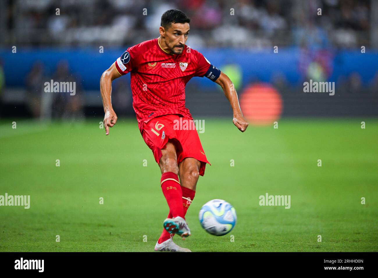 Piräus, Griechenland. 16. August 2023: Jesus Navas aus Sevilla in Aktion beim UEFA-Superpokal 2023 zwischen Manchester City FC und Sevilla FC im Georgios-Karaiskakis-Stadion in Piräus, Griechenland. August 2023. (Foto: Nikola Krstic/Alamy) Stockfoto