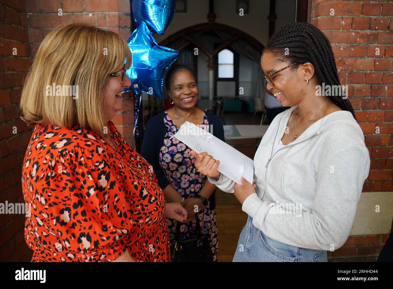 Motunrayo Kukoyi (rechts) schaut sich ihre A-Level-Ergebnisse mit ihrer Mutter Folashade Kukoyi (Mitte) und der Politikerin Jackie Ellison (links) an der Sydenham High School im Südosten Londons an. Bilddatum: Donnerstag, 17. August 2023. Stockfoto