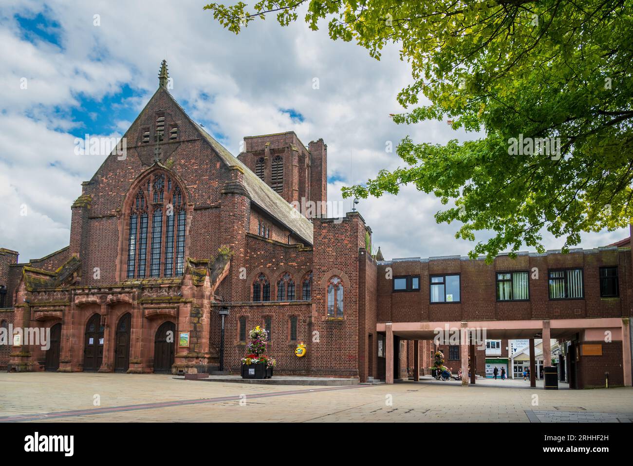 St. Helens Pfarrkirche im Hauptplatz der Church Street. Stockfoto